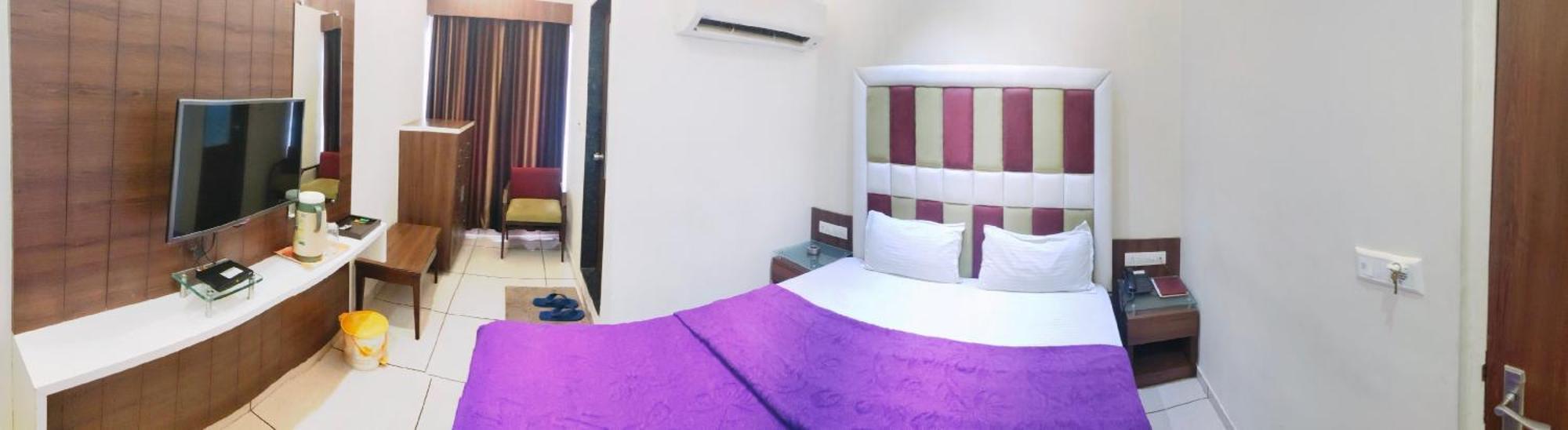 Hotel Zenith Surat Buitenkant foto