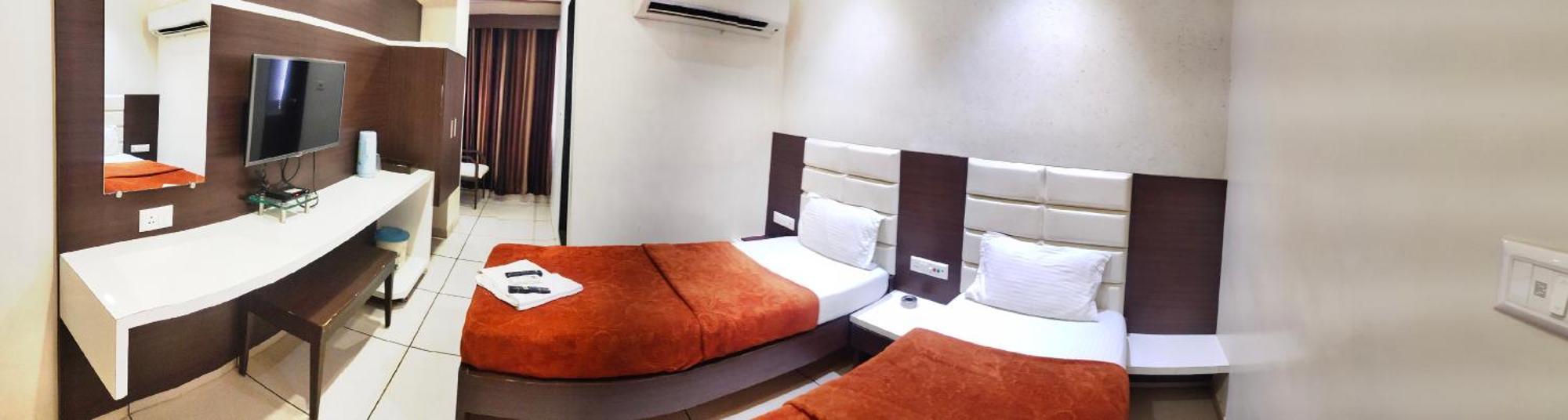 Hotel Zenith Surat Buitenkant foto