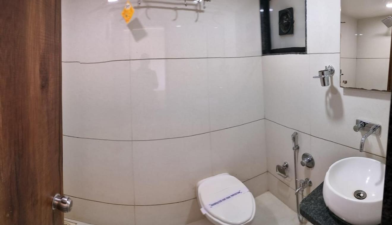 Hotel Zenith Surat Buitenkant foto