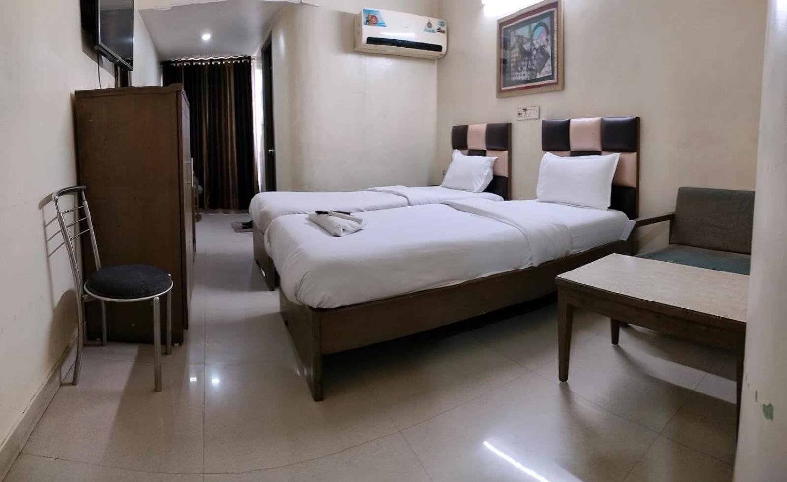 Hotel Zenith Surat Buitenkant foto