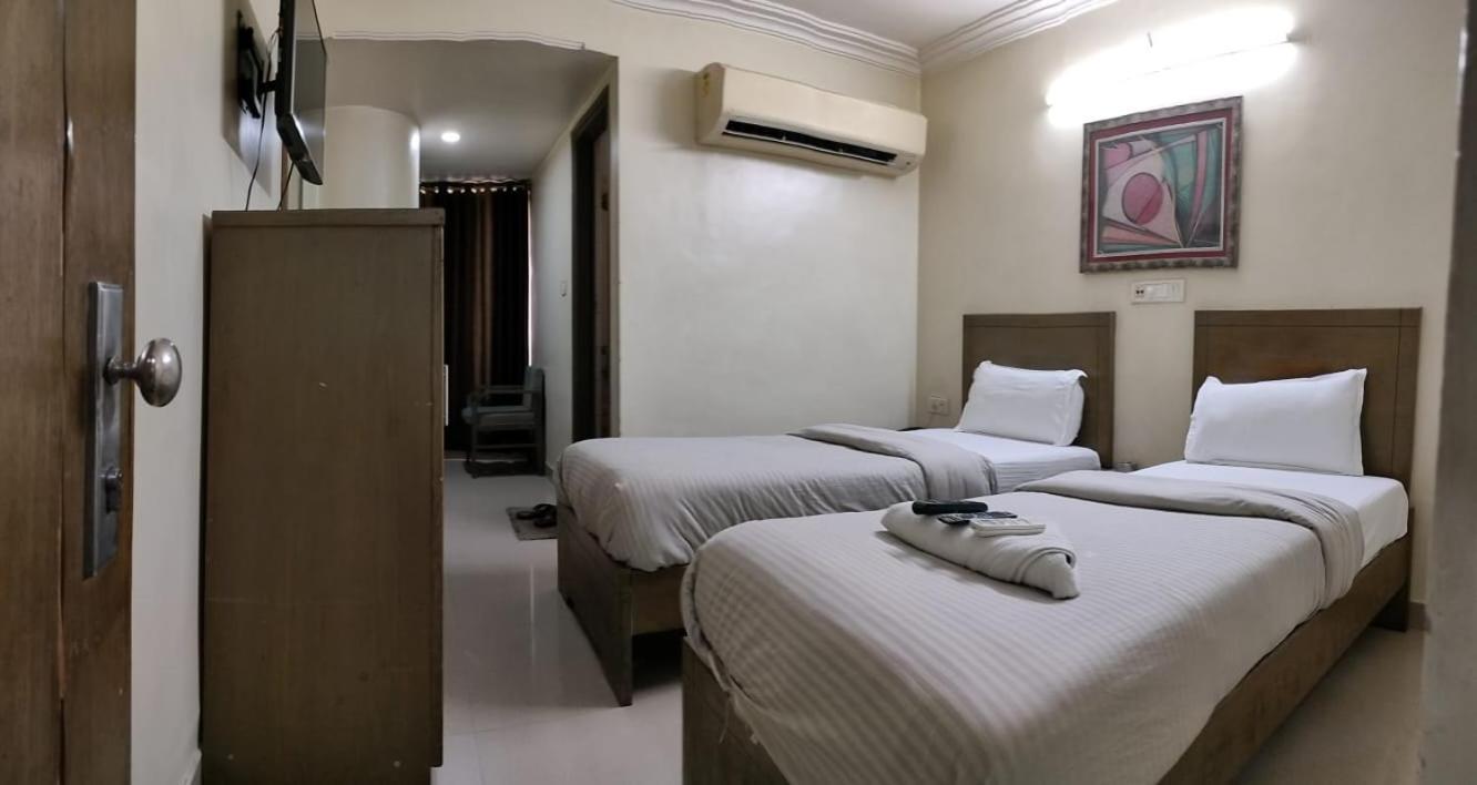 Hotel Zenith Surat Buitenkant foto