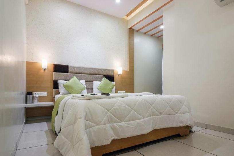 Hotel Zenith Surat Buitenkant foto