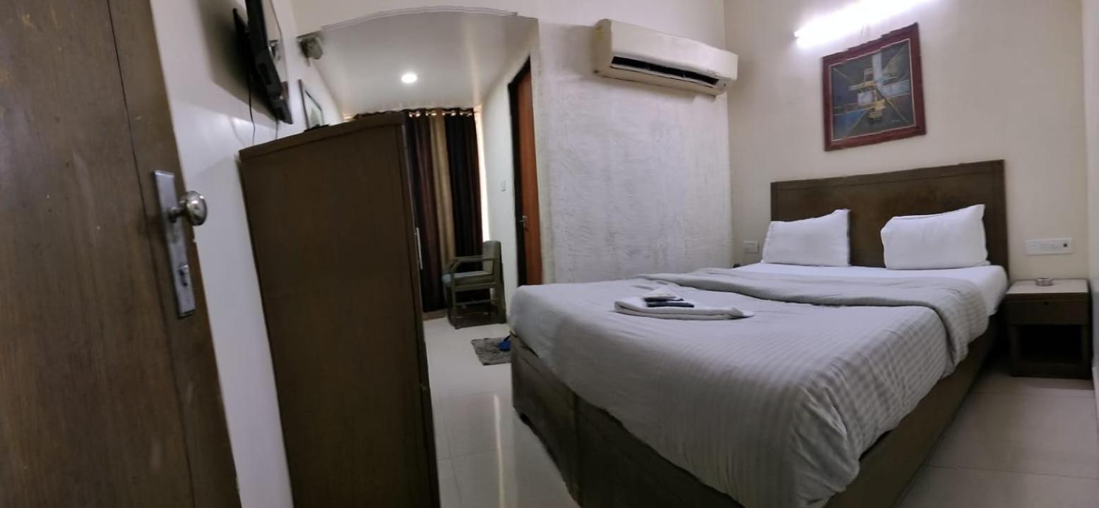 Hotel Zenith Surat Buitenkant foto