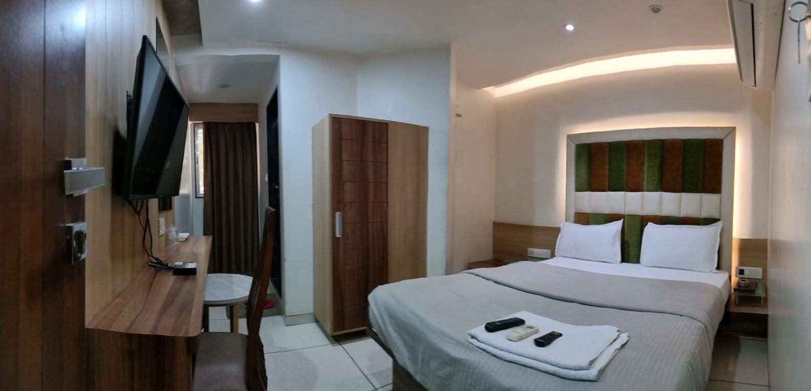Hotel Zenith Surat Buitenkant foto