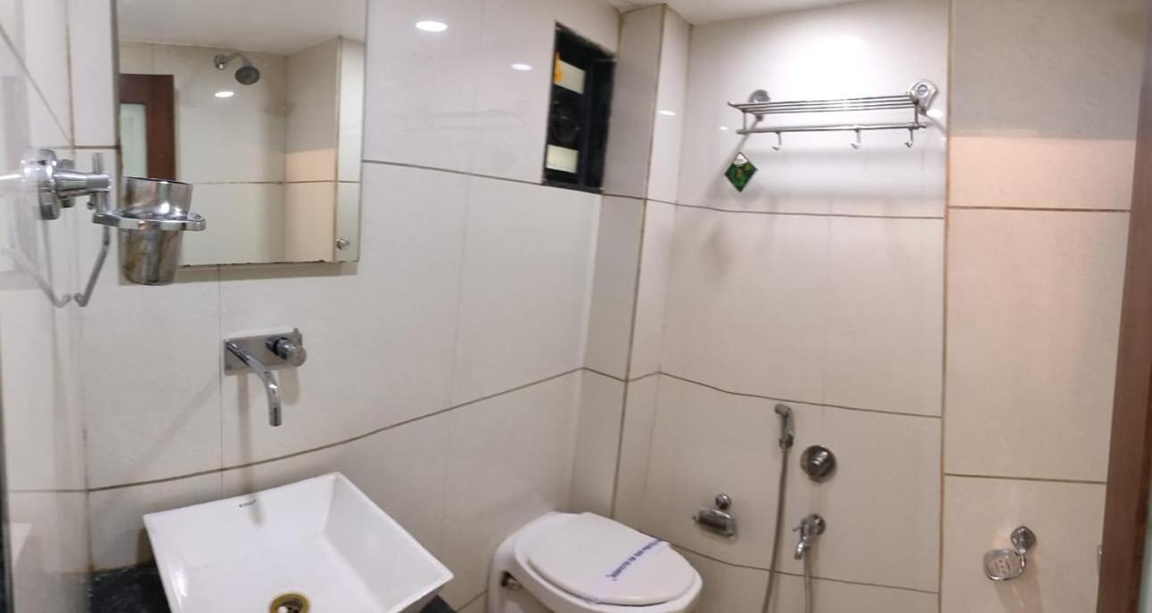 Hotel Zenith Surat Buitenkant foto