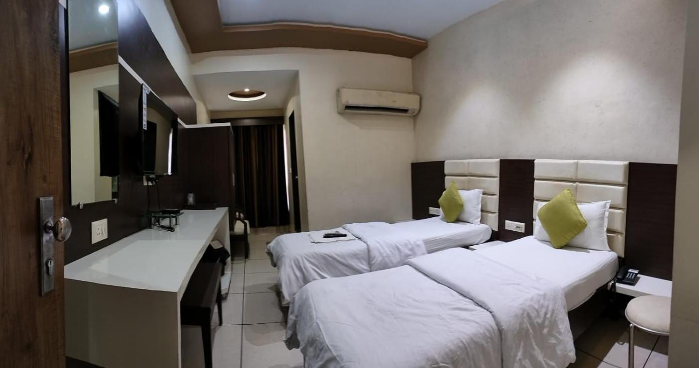 Hotel Zenith Surat Buitenkant foto
