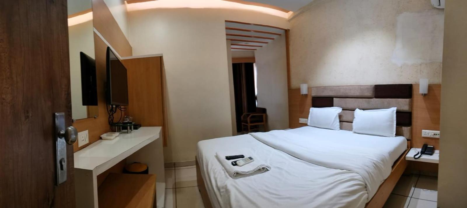 Hotel Zenith Surat Buitenkant foto