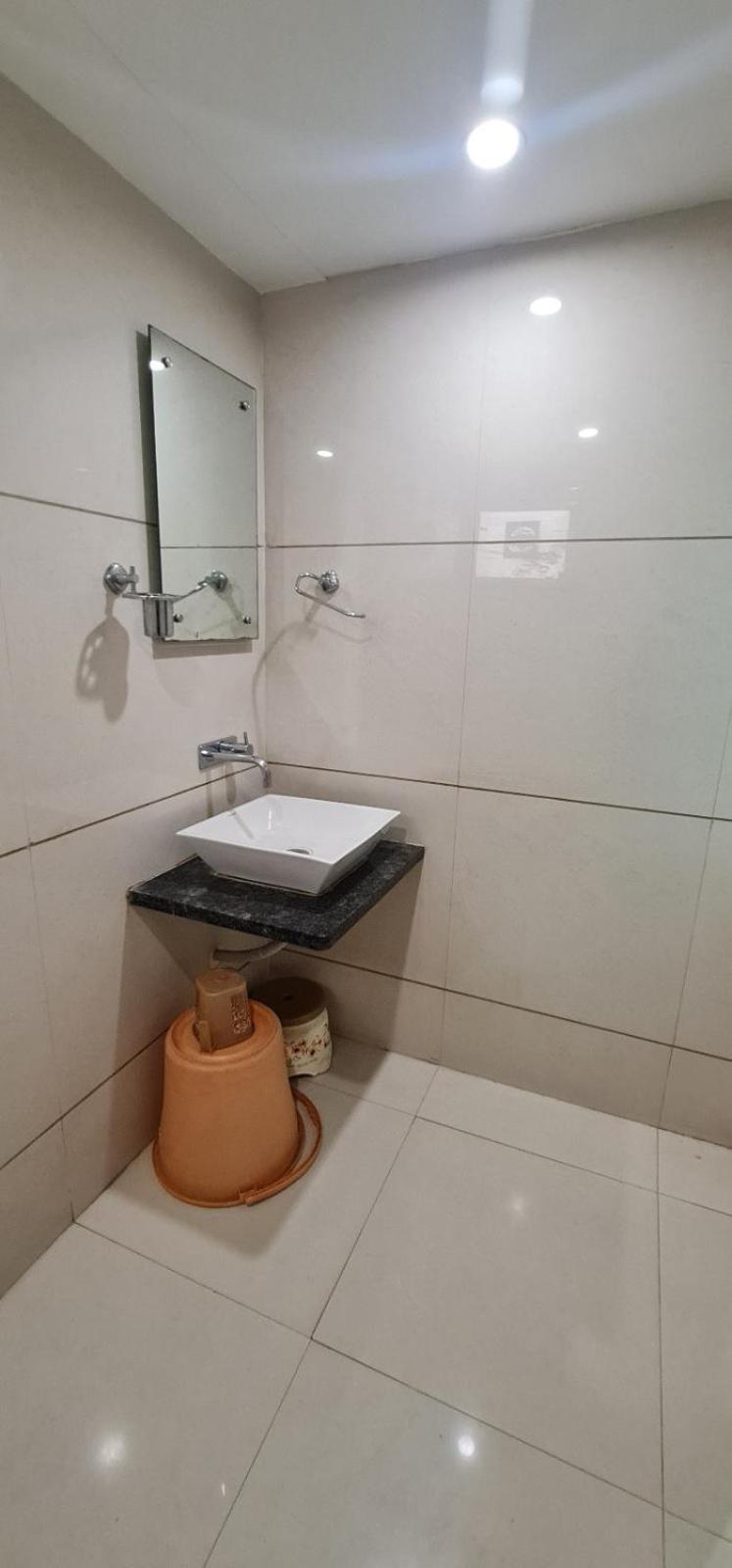 Hotel Zenith Surat Buitenkant foto