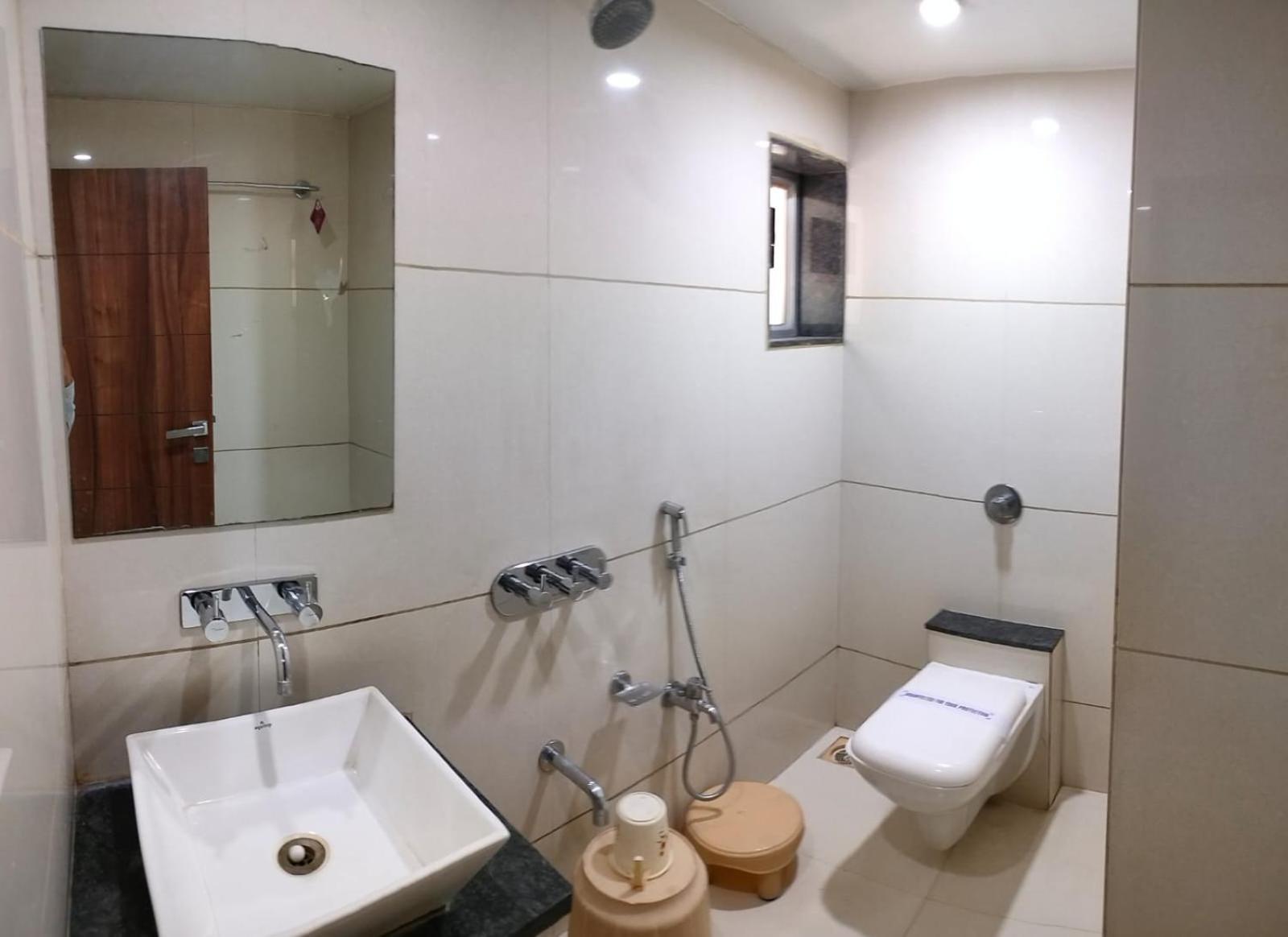 Hotel Zenith Surat Buitenkant foto