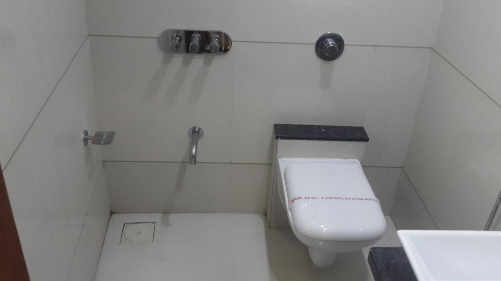 Hotel Zenith Surat Buitenkant foto